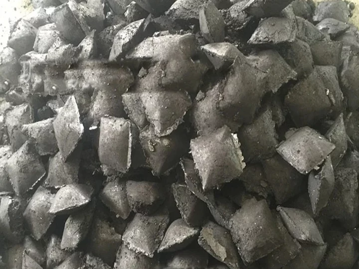 Productos finales de la máquina para fabricar carbón para barbacoa.